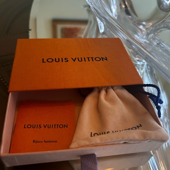 Louis Vuitton Gold V Pendant Necklace - Picture 5 of 5